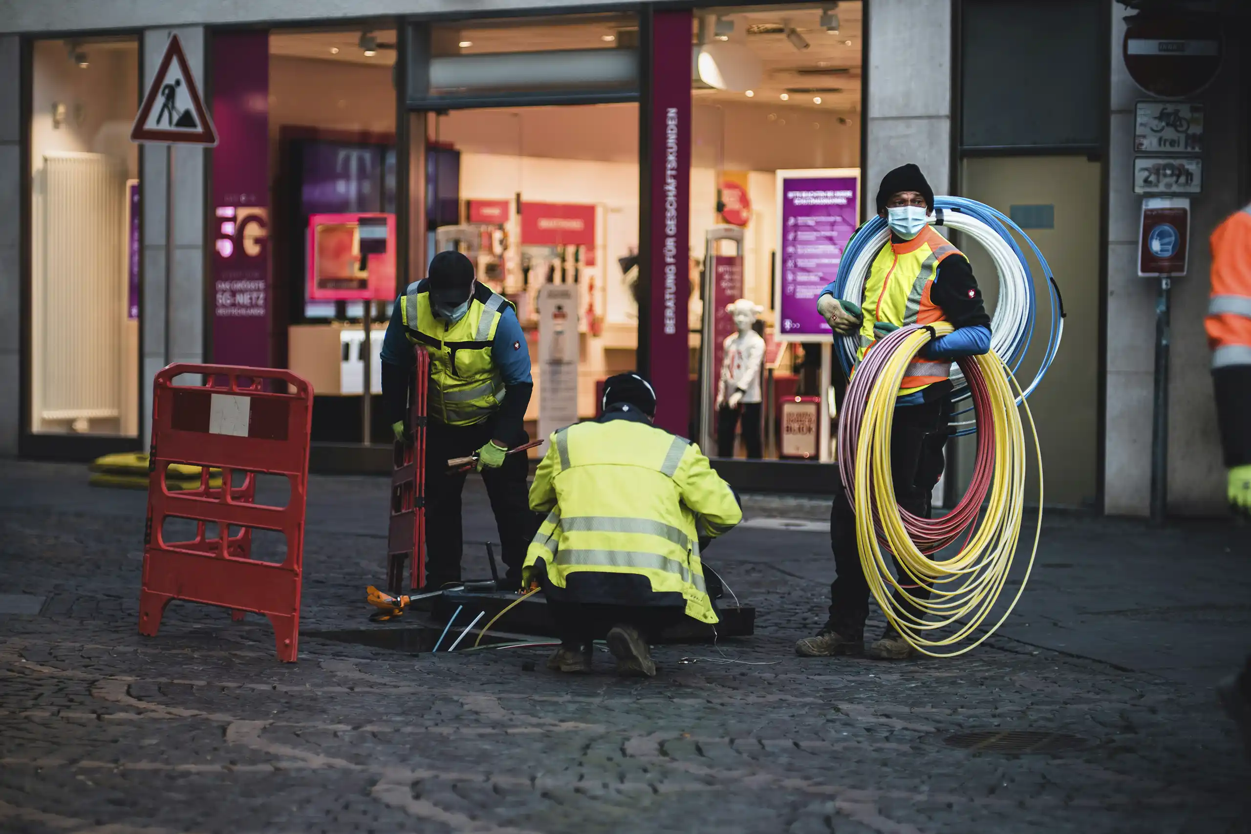 Bauarbeiter beim Kabel verlegen