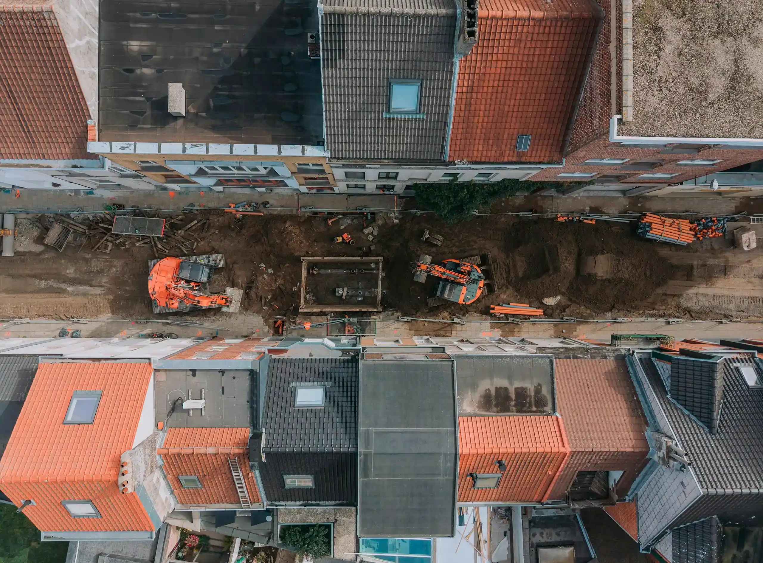 Luftaufnahme Tiefbaustelle in Wohngebiet