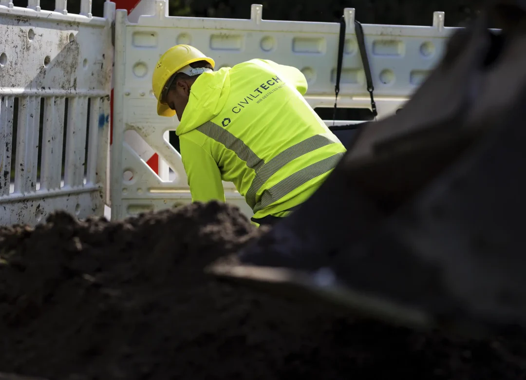 Civiltech Mitarbeiter beim Graben